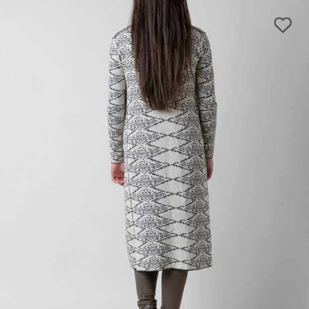 ๐SALE๐๐ Reversible Diamond Design Cardigan - Picture 2 of 6